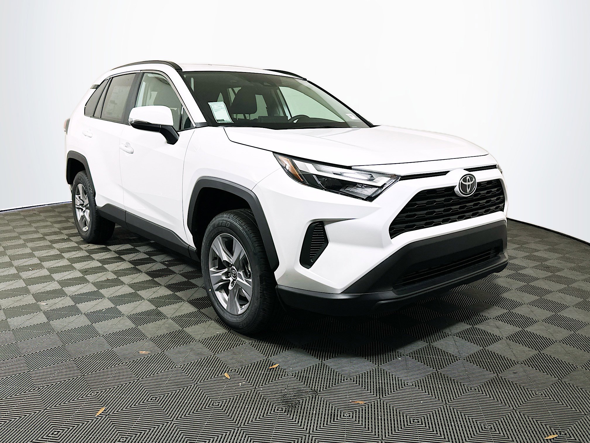 2025 Toyota RAV4 XLE's photo