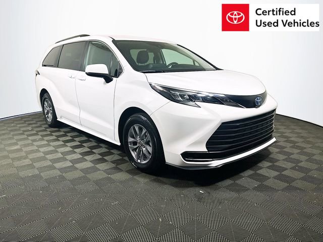 2024 Toyota Sienna LE 8-Passenger Hybrid FWD's photo