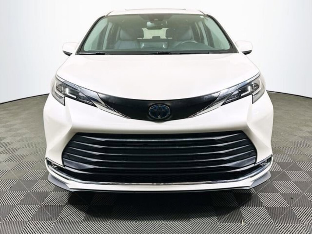 Used 2021 Toyota Sienna XLE Van