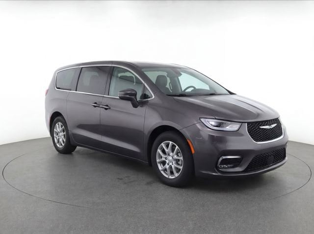 2023 Chrysler Pacifica Touring L's photo