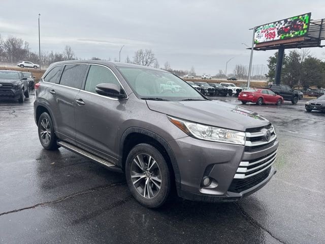 2017 Toyota Highlander LE Plus's photo