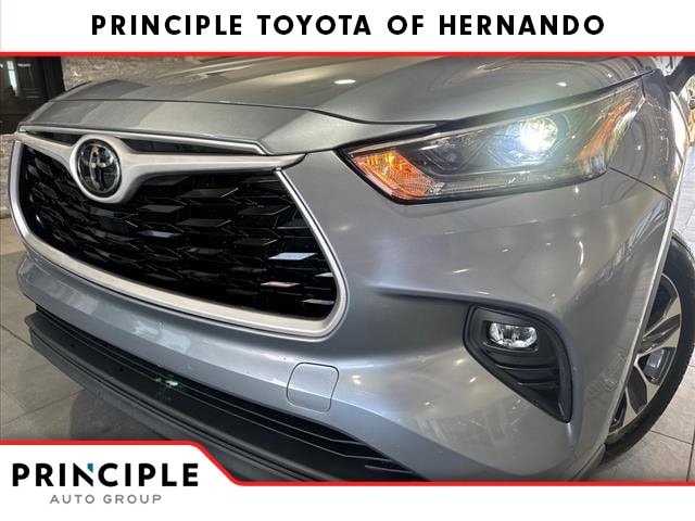 Used 2021 Toyota Highlander XLE with VIN 5TDGZRAH5MS051302 for sale in Hernando, MS