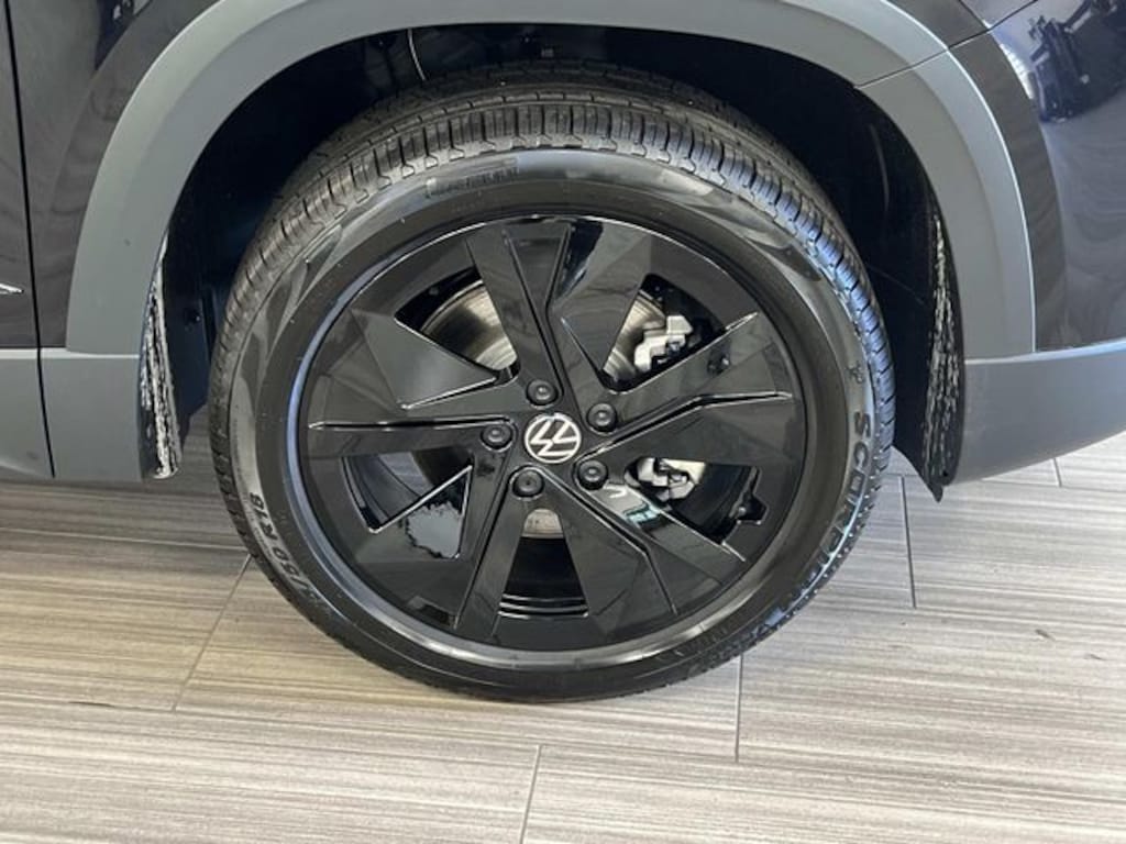New 2026 Volkswagen Taos 1.5T SE Black SUV