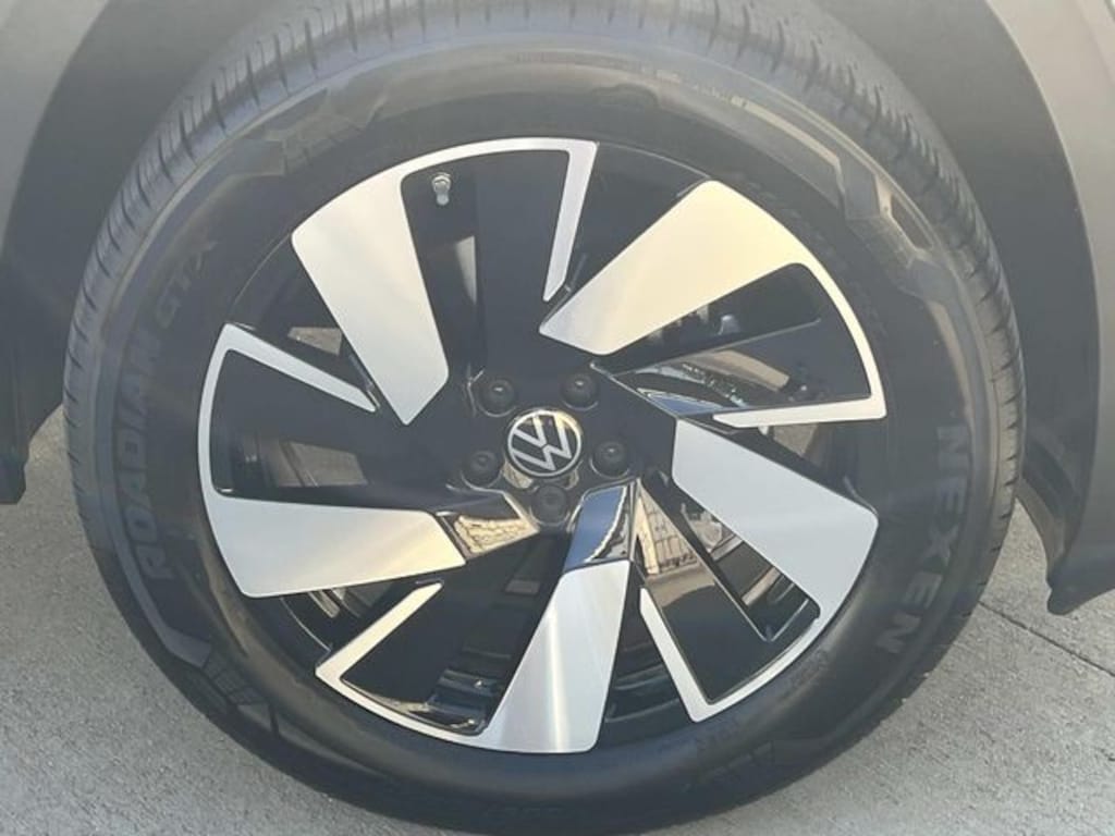 New 2026 Volkswagen Atlas Cross Sport 2.0T SE w/Technology SUV