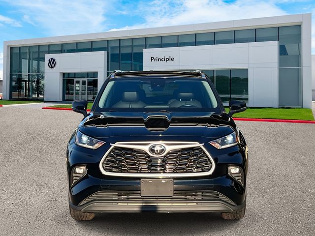 2021 Toyota Highlander XLE photo 2