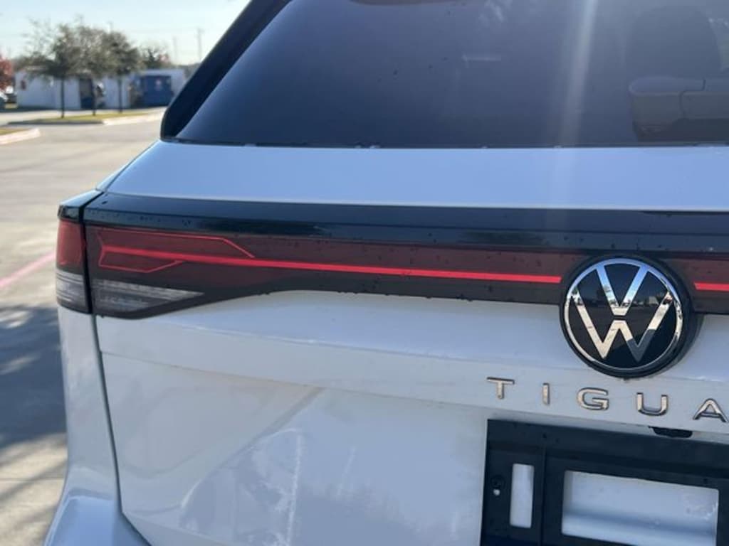 New 2026 Volkswagen Tiguan 2.0T SE SUV