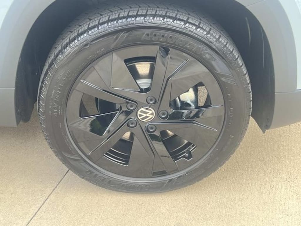 New 2026 Volkswagen Taos 1.5T SE Black SUV