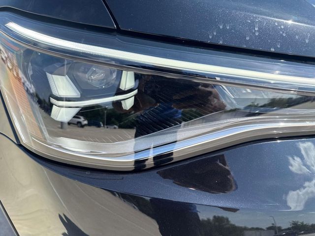 2025 Volkswagen Taos SEL photo 4