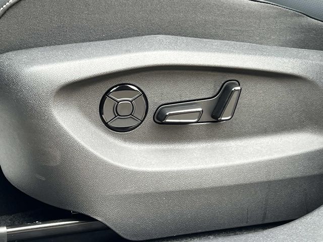 2026 Volkswagen Tiguan SE - Photo 13