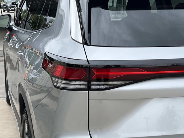 2026 Volkswagen Tiguan SE - Photo 5