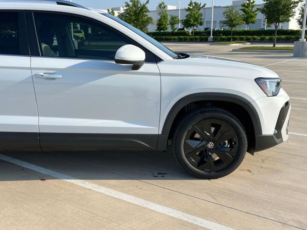 New 2025 Volkswagen Taos 1.5T SE SUV