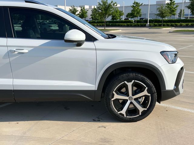 2025 Volkswagen Taos SEL photo 4