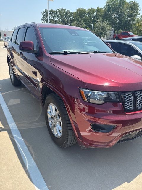 2021 Jeep Grand Cherokee Laredo X photo 2