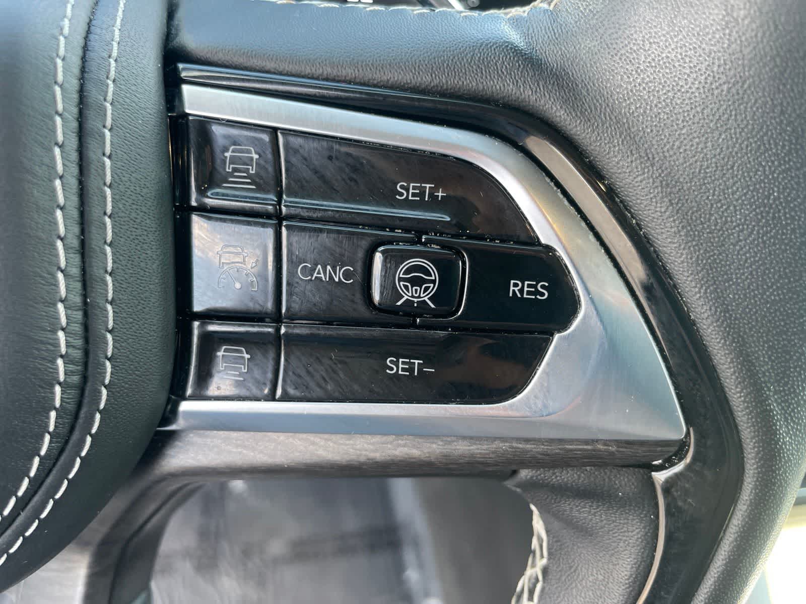 Thumbnail: 2022 Jeep Grand Cherokee - 14