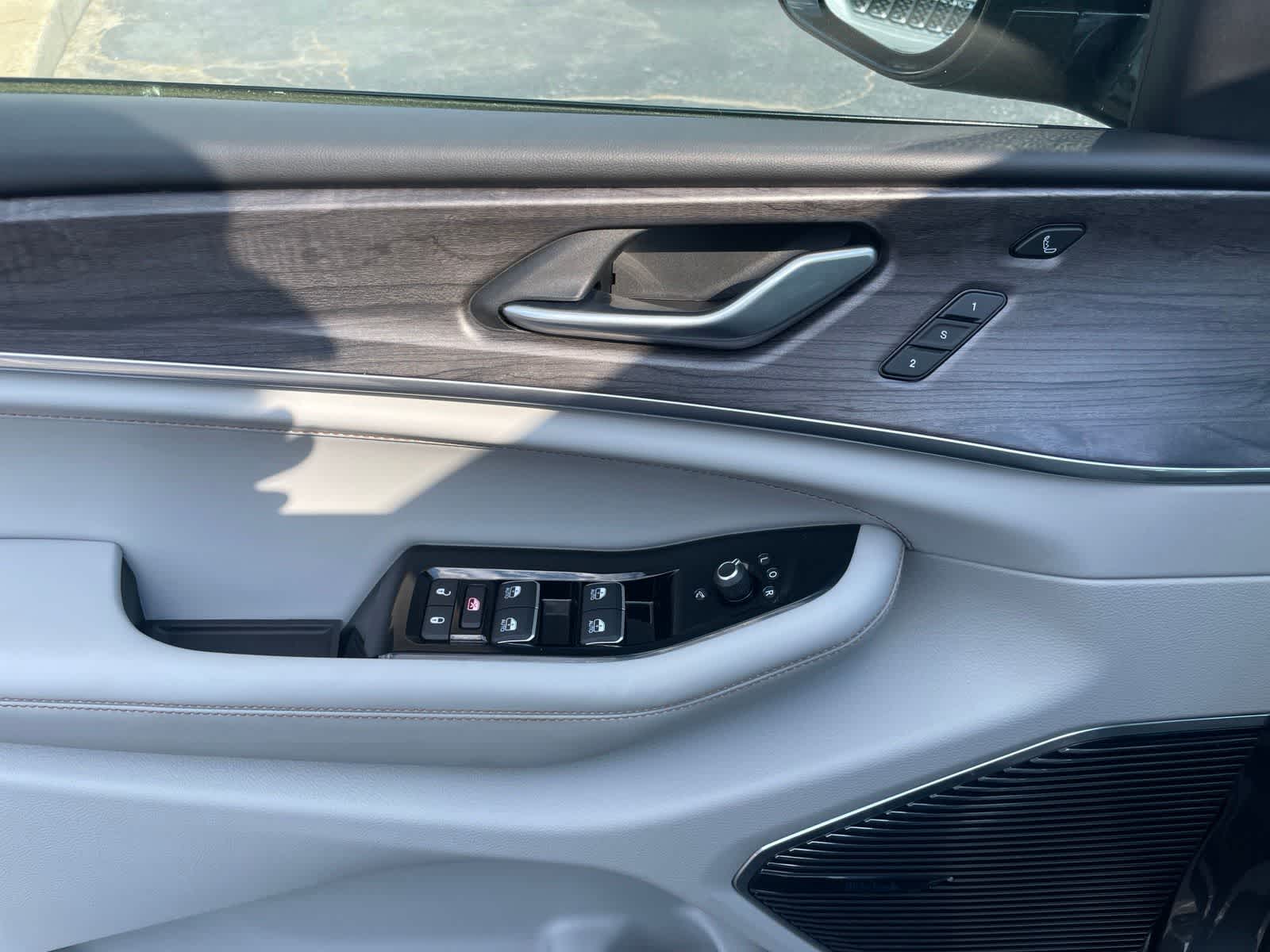 Thumbnail: 2022 Jeep Grand Cherokee - 11