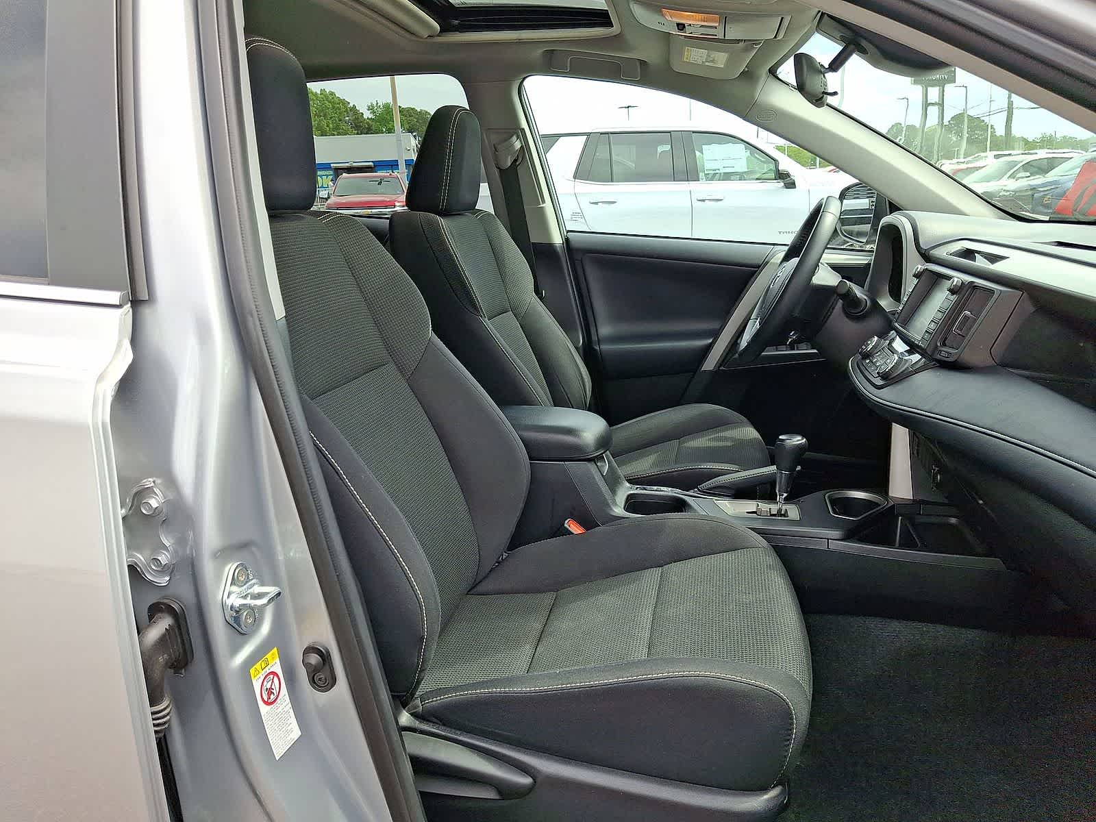 Thumbnail: 2018 Toyota RAV4 - 33
