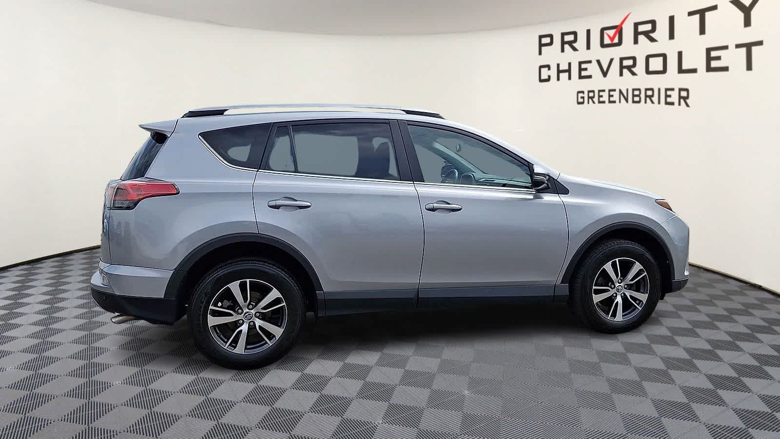 Thumbnail: 2018 Toyota RAV4 - 9