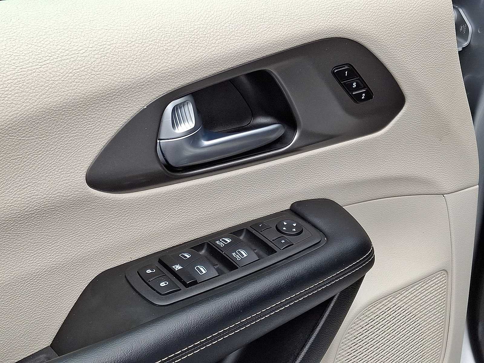 Thumbnail: 2023 Chrysler Pacifica - 23