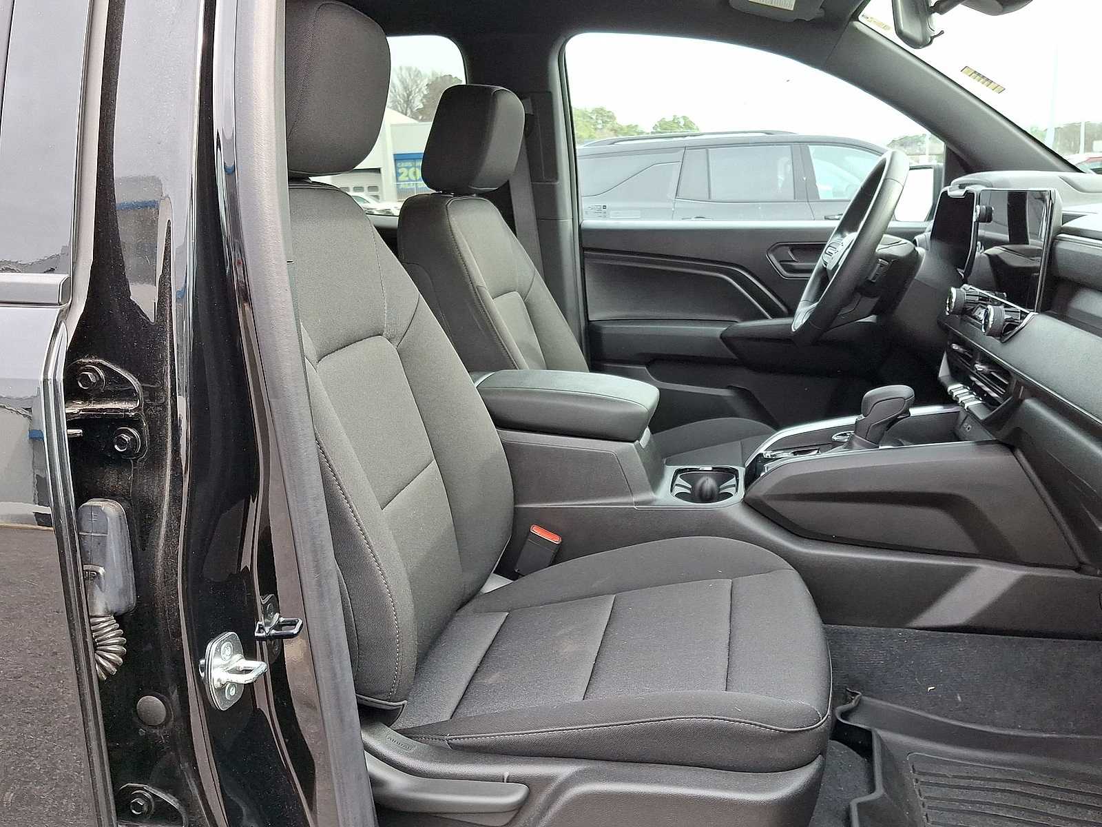 Thumbnail: 2024 Chevrolet Colorado - 32