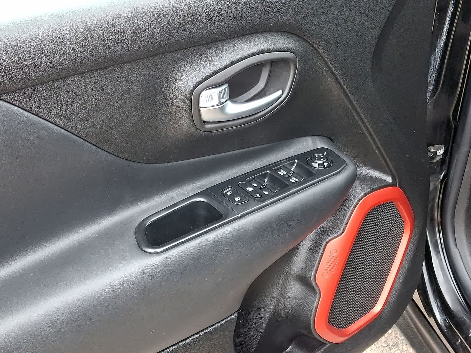 Thumbnail: 2016 Jeep Renegade - 28