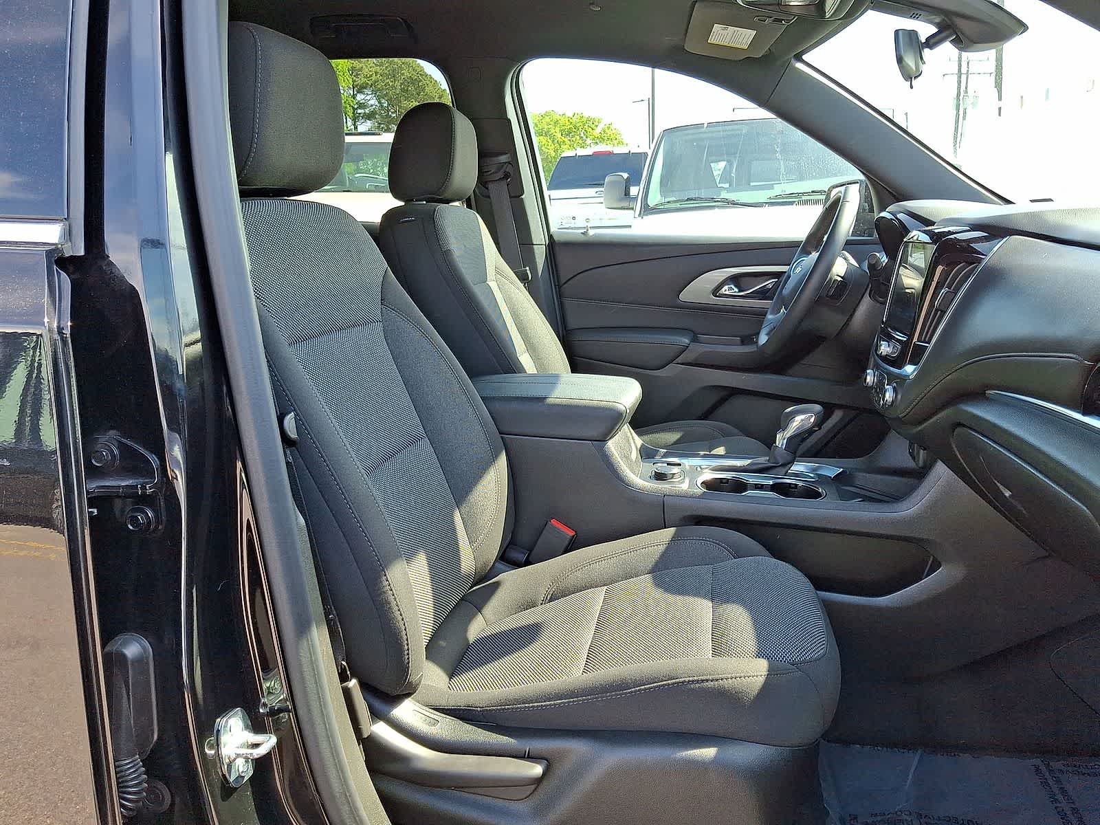 Thumbnail: 2023 Chevrolet Traverse - 32