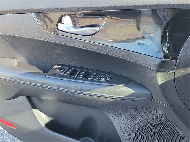 Thumbnail: 2021 Kia Forte - 16