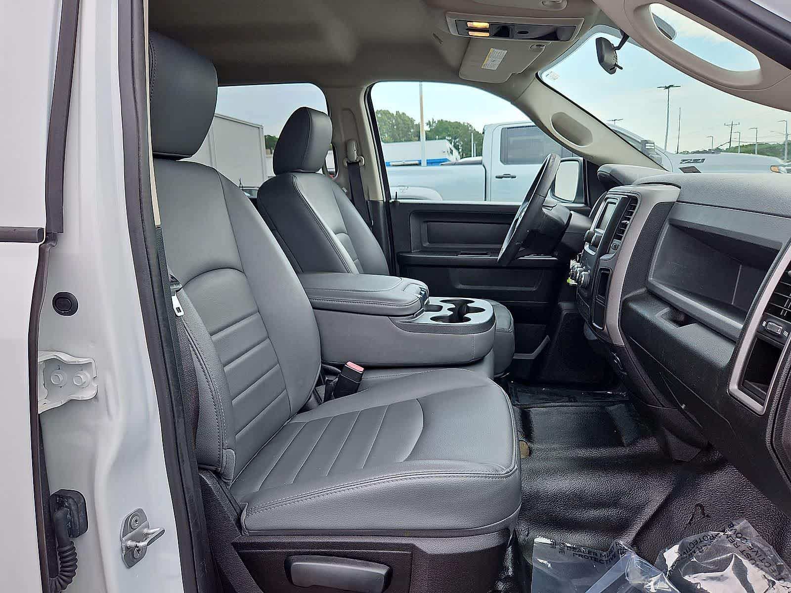 Thumbnail: 2019 RAM 1500 Classic - 32