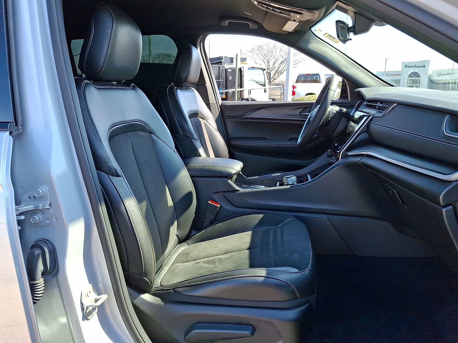 Thumbnail: 2025 Jeep Grand Cherokee - 32