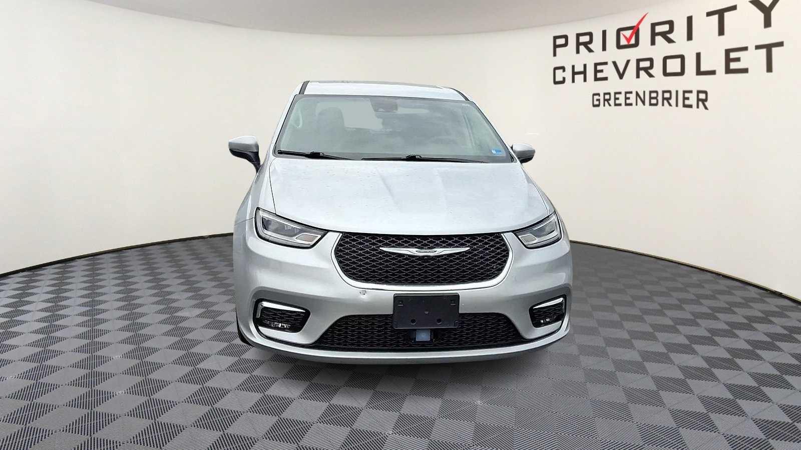 Thumbnail: 2023 Chrysler Pacifica - 3