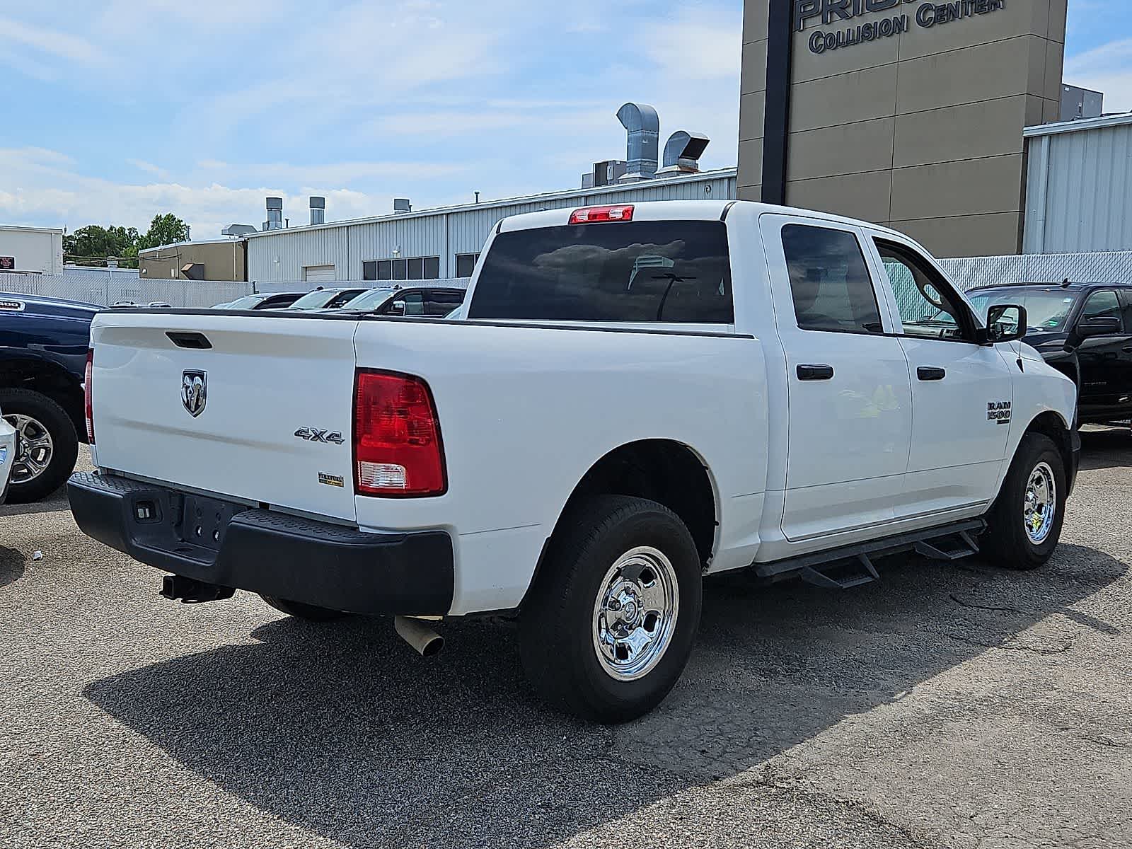 Thumbnail: 2019 RAM 1500 Classic - 3