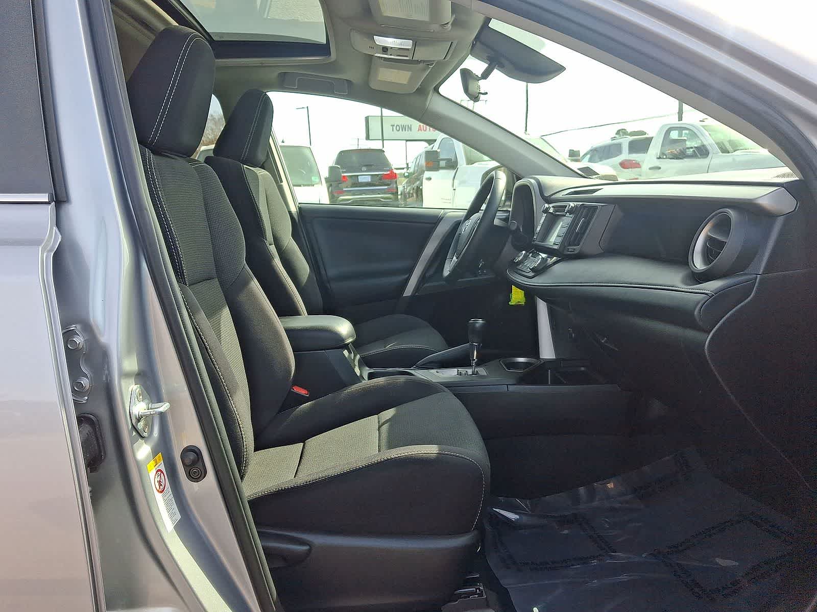 Thumbnail: 2017 Toyota RAV4 - 32