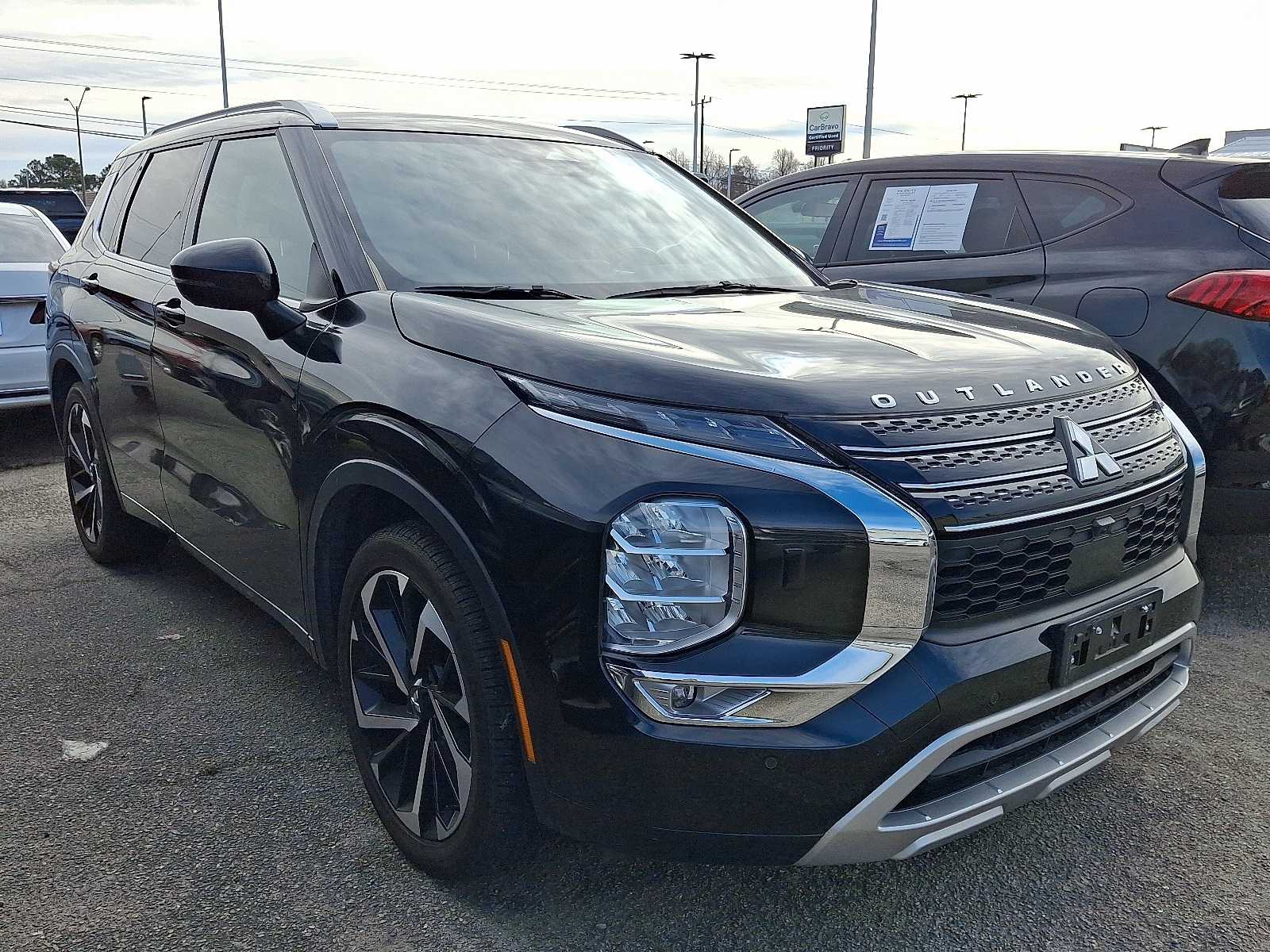 Thumbnail: 2023 Mitsubishi Outlander - 2