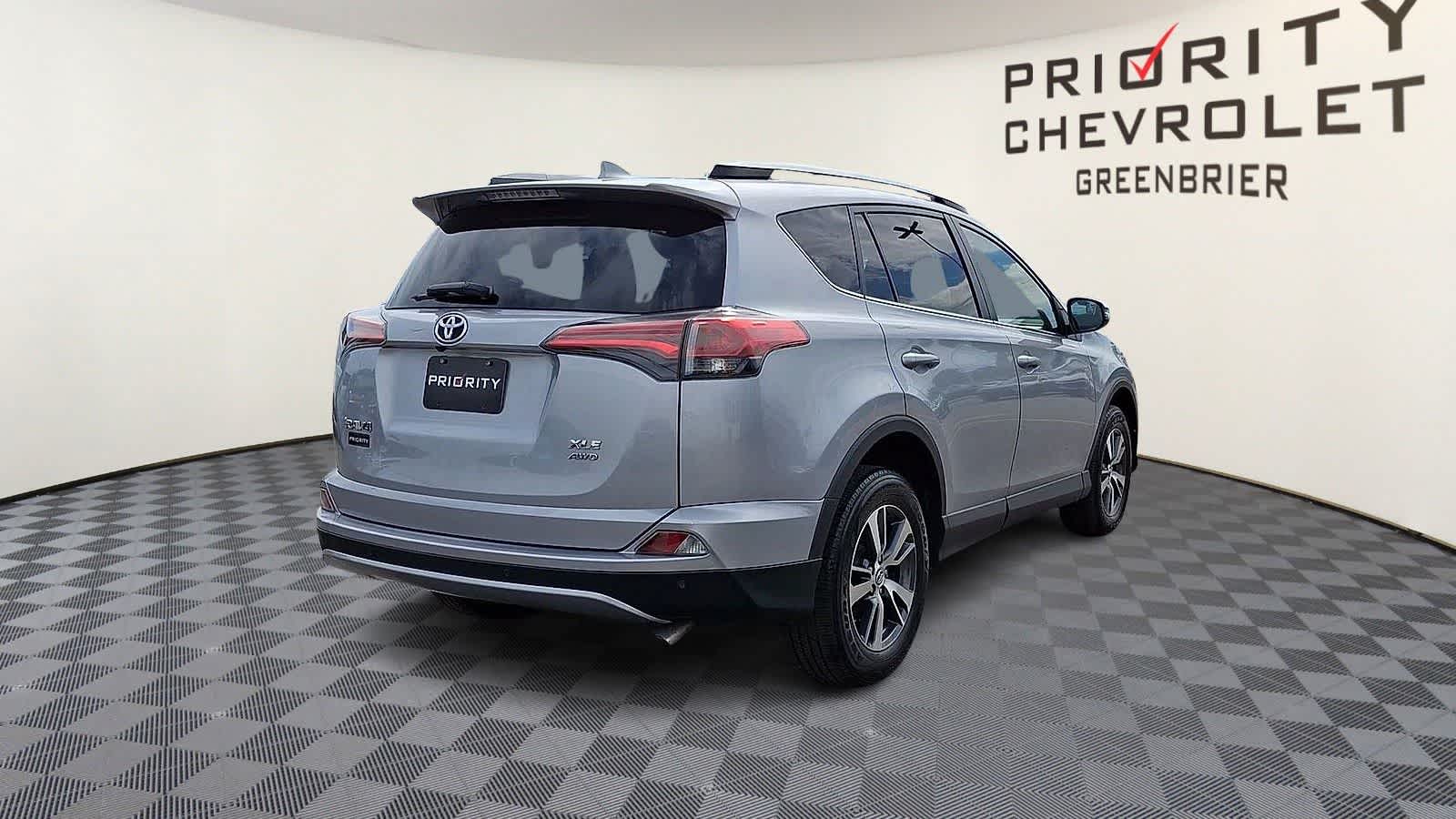 Thumbnail: 2018 Toyota RAV4 - 8