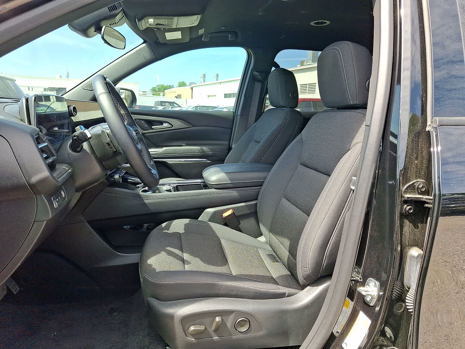 Thumbnail: 2025 Chevrolet Traverse - 25