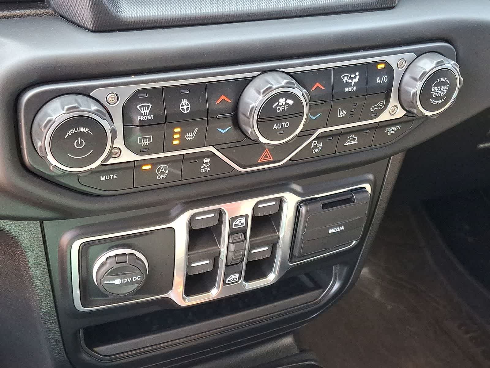 Thumbnail: 2023 Jeep Gladiator - 24