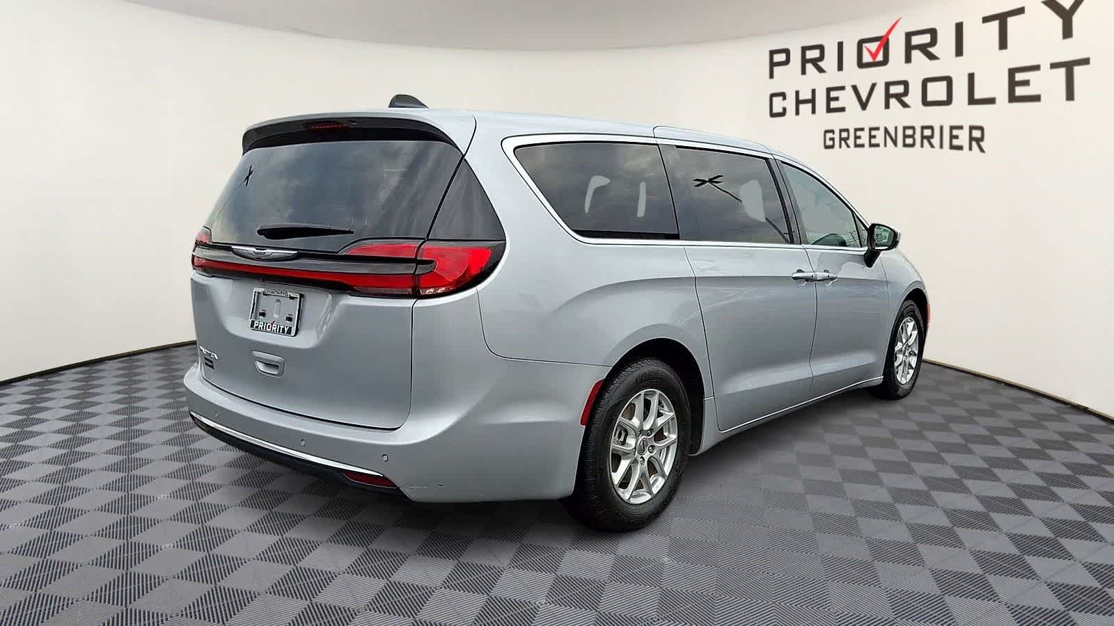 Thumbnail: 2023 Chrysler Pacifica - 8