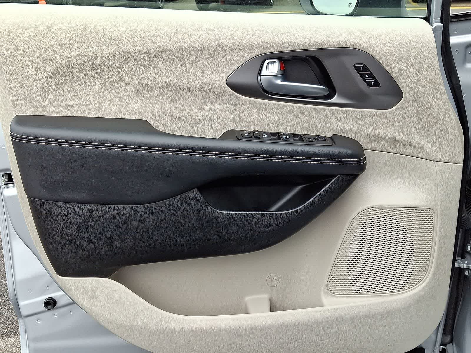 Thumbnail: 2023 Chrysler Pacifica - 22