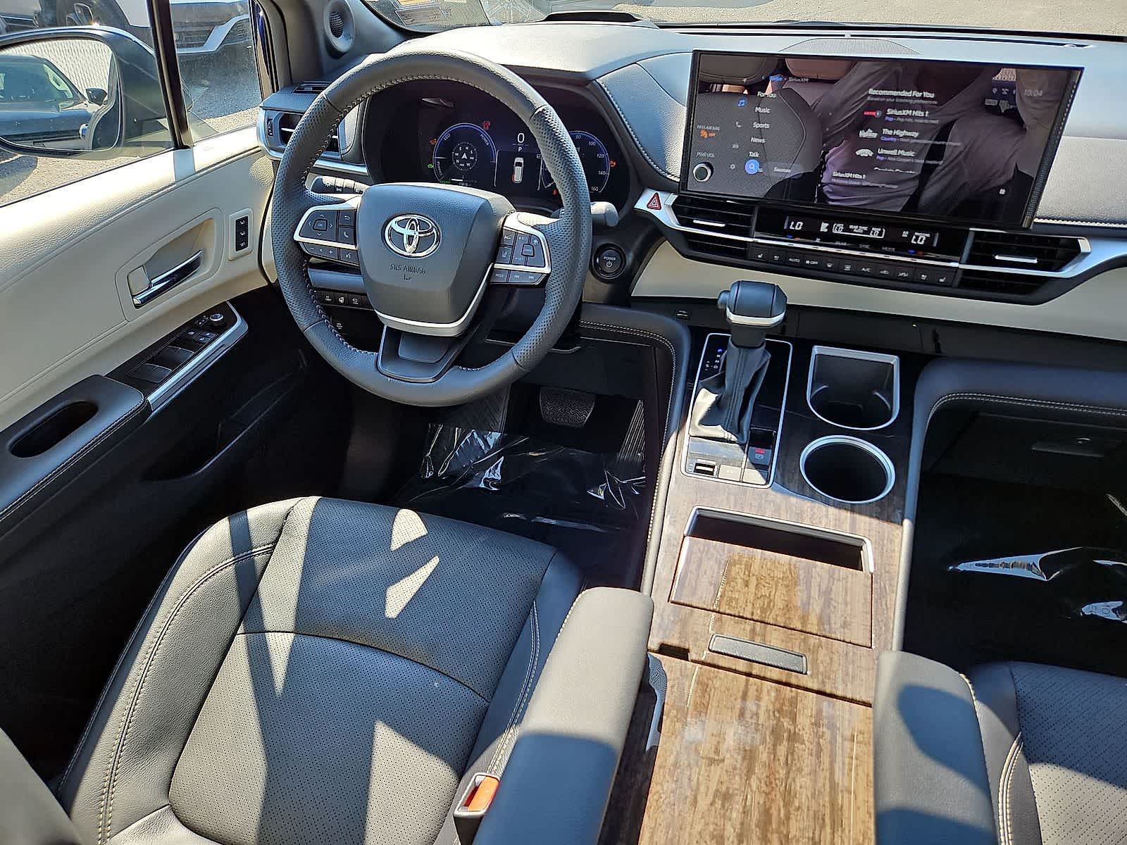 Thumbnail: 2025 Toyota Sienna - 10