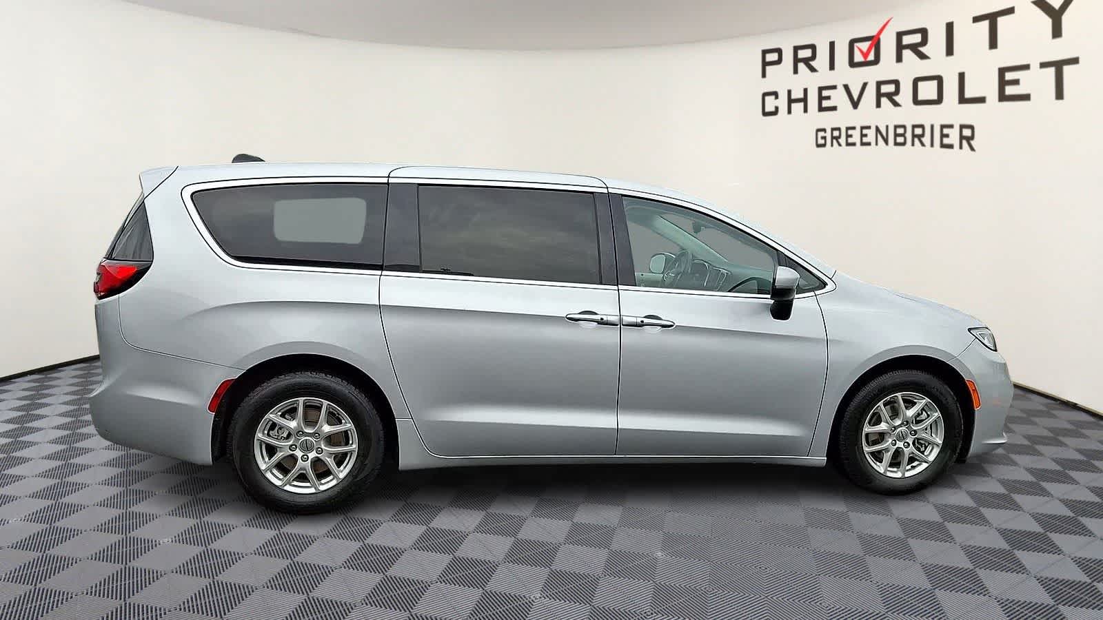 Thumbnail: 2023 Chrysler Pacifica - 9