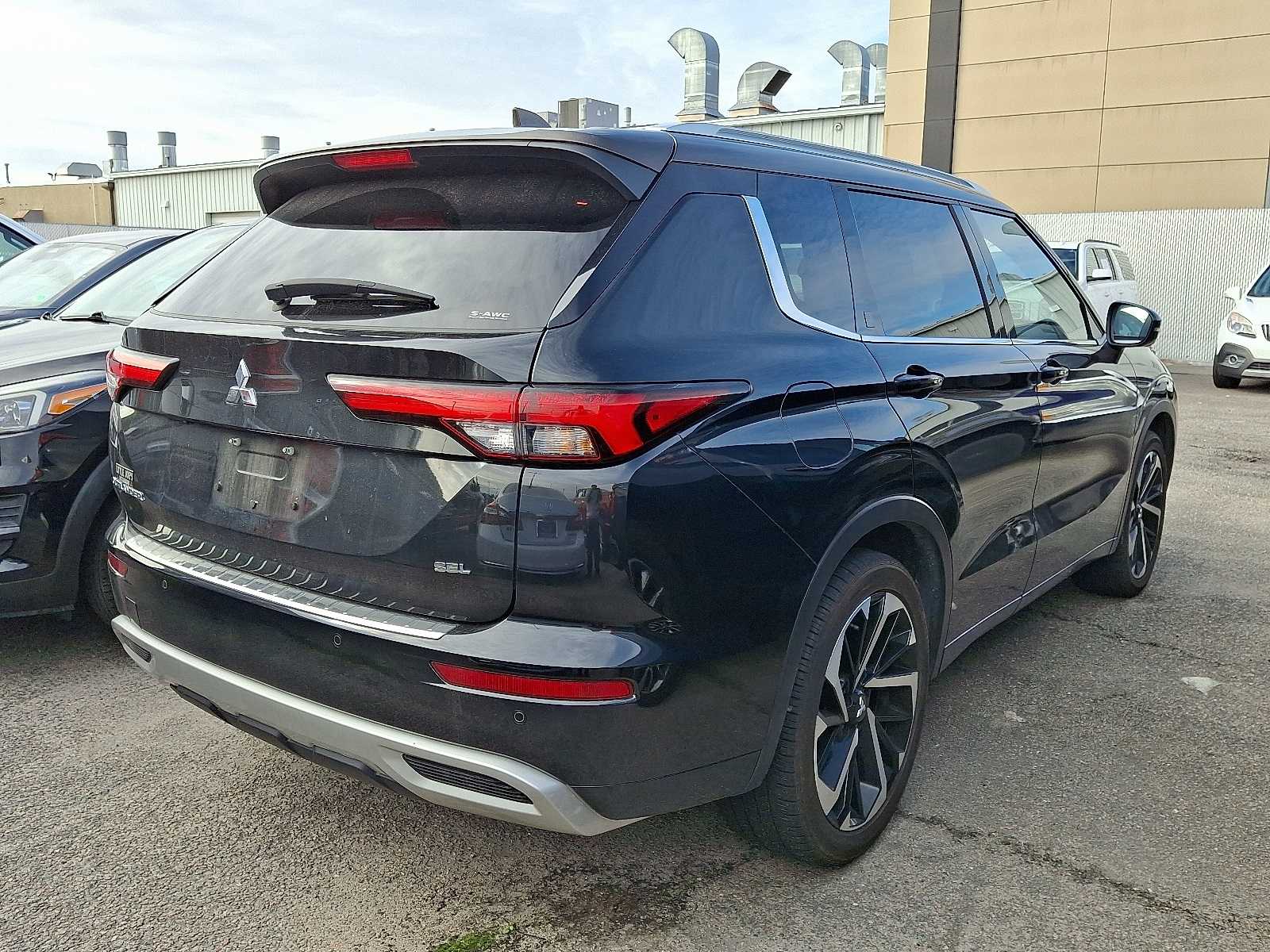 Thumbnail: 2023 Mitsubishi Outlander - 3