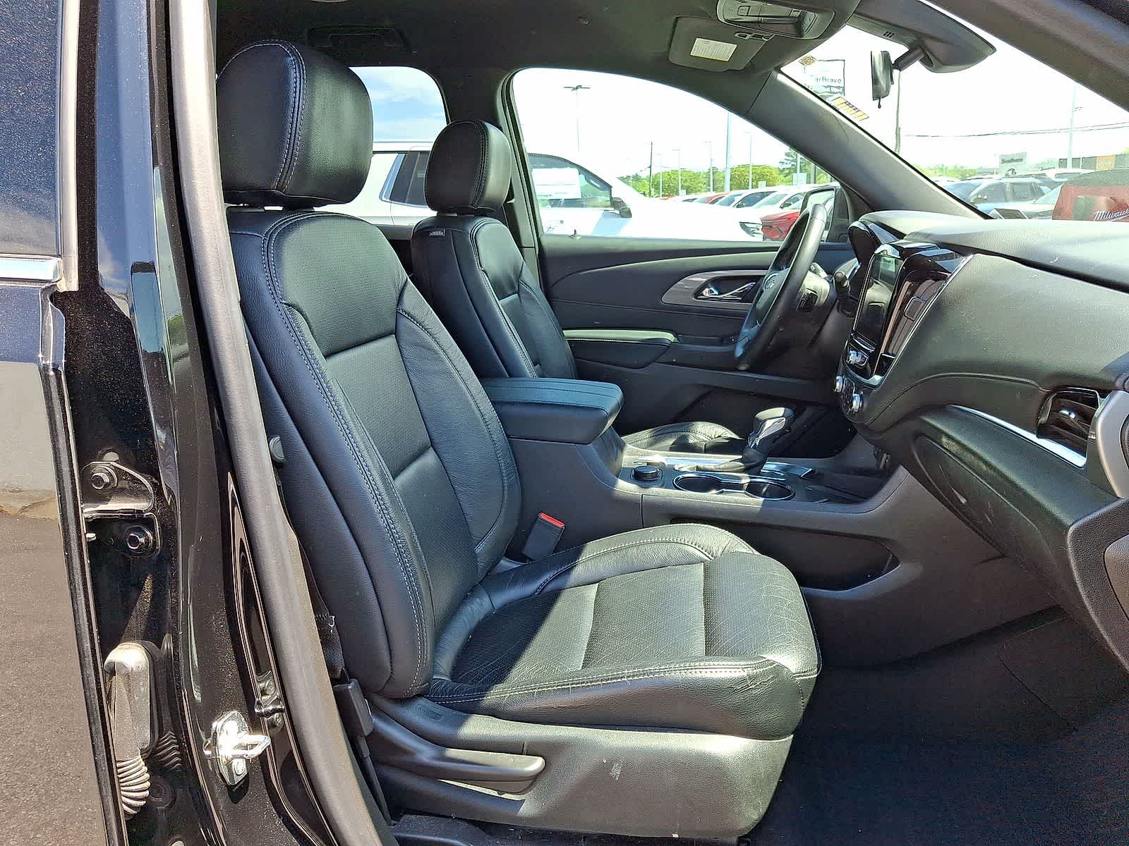 Thumbnail: 2023 Chevrolet Traverse - 32