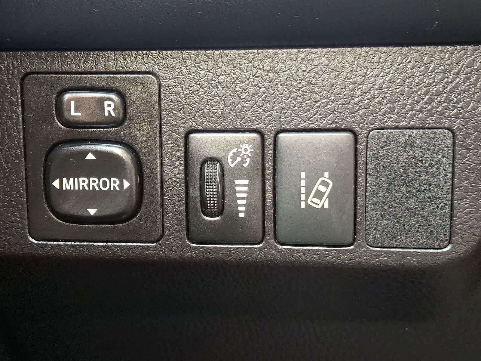 Thumbnail: 2017 Toyota RAV4 - 23