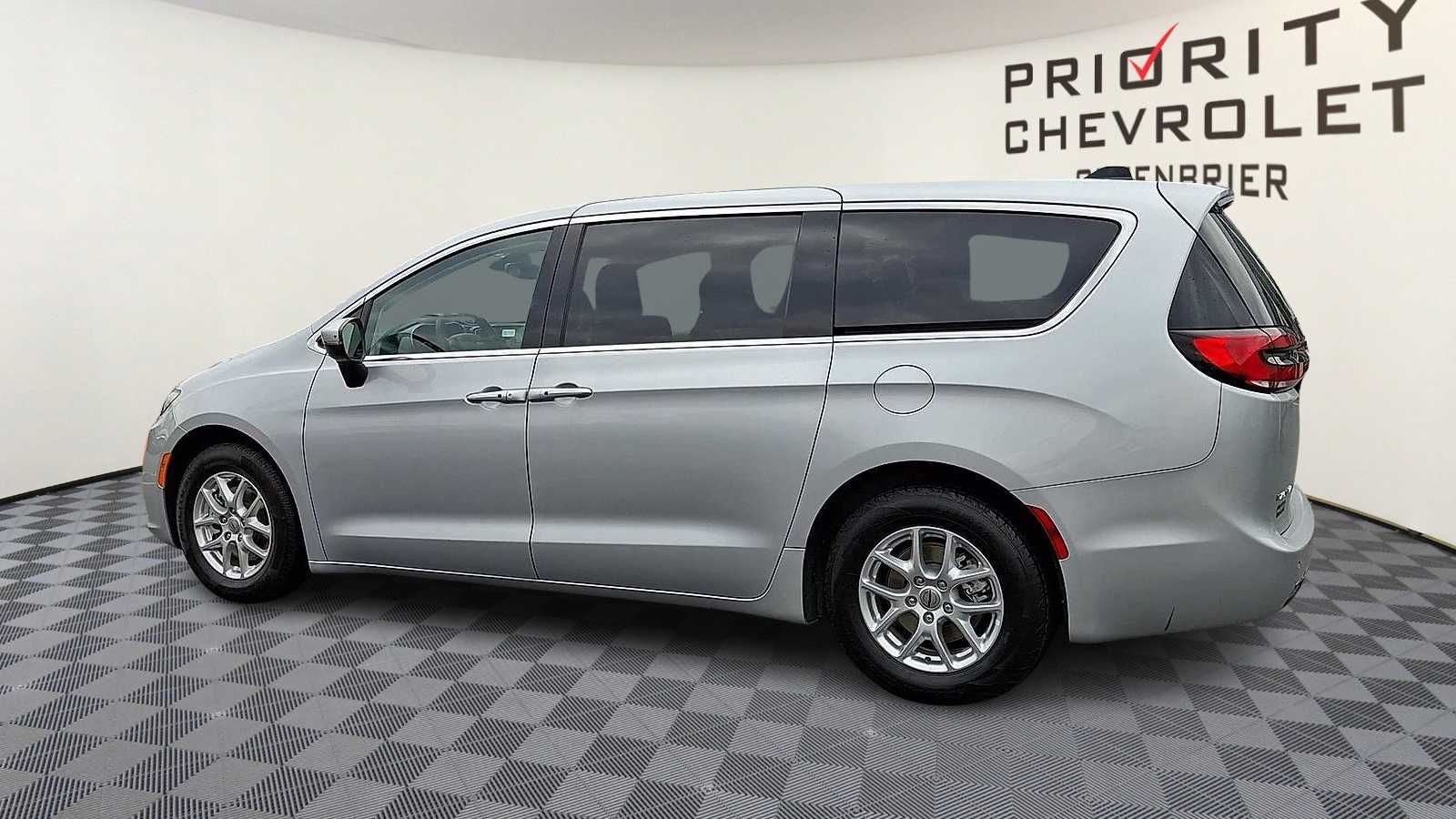 Thumbnail: 2023 Chrysler Pacifica - 6