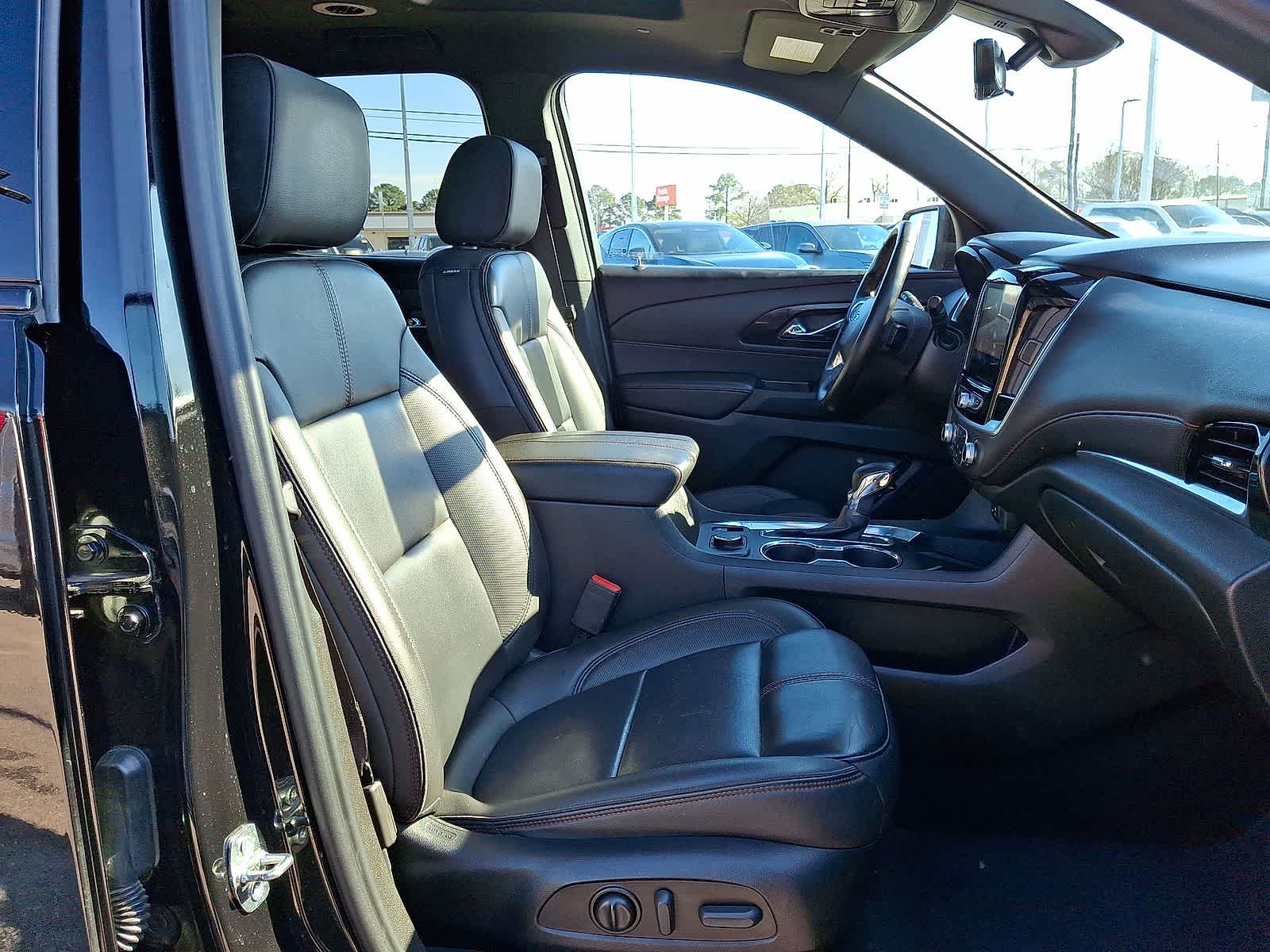 Thumbnail: 2023 Chevrolet Traverse - 35