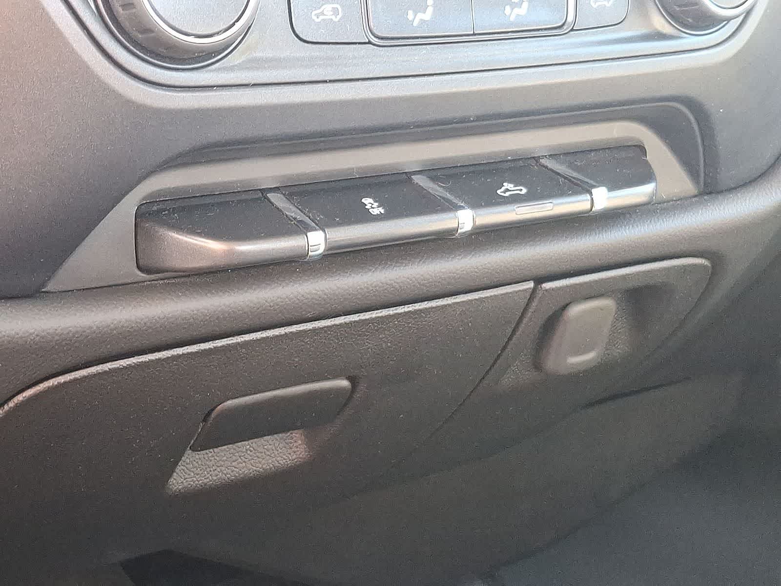 Thumbnail: 2018 Chevrolet Silverado 1500 - 24