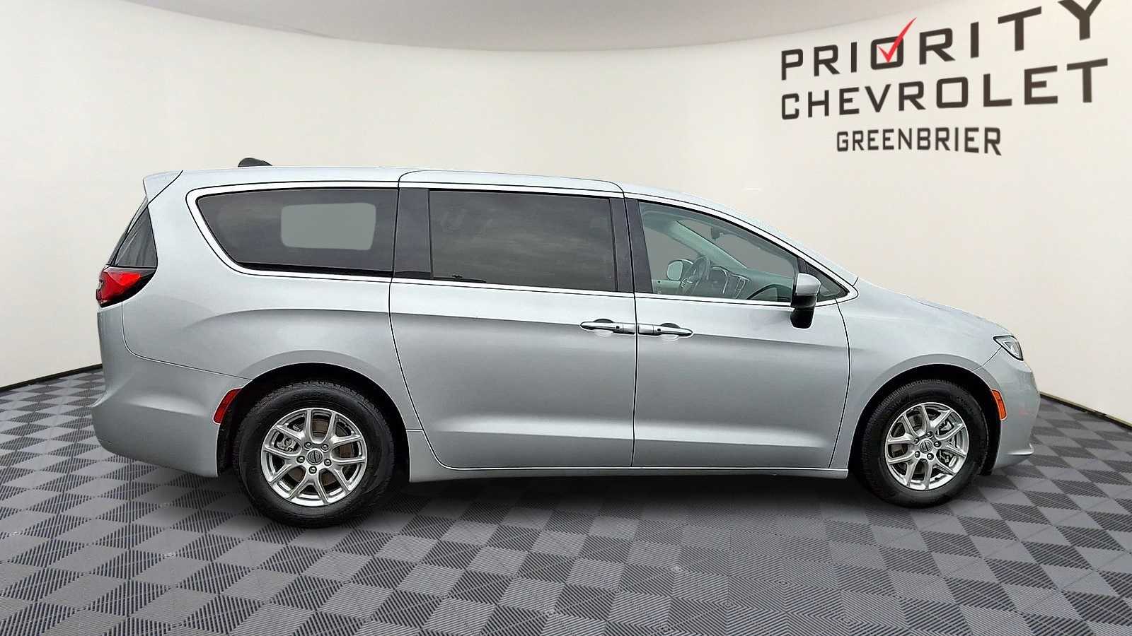 Thumbnail: 2023 Chrysler Pacifica - 9