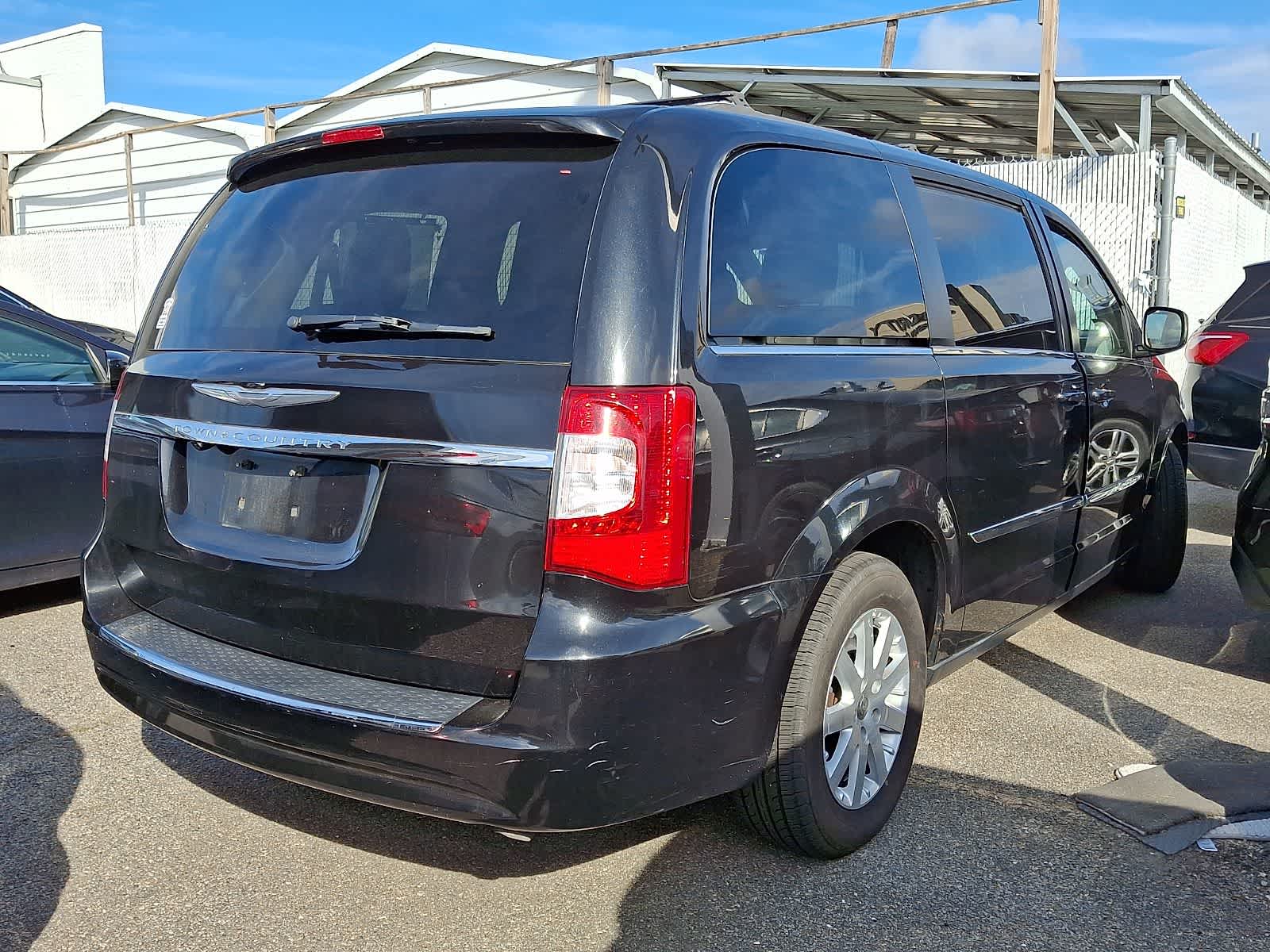 Thumbnail: 2014 Chrysler Town & Country - 3