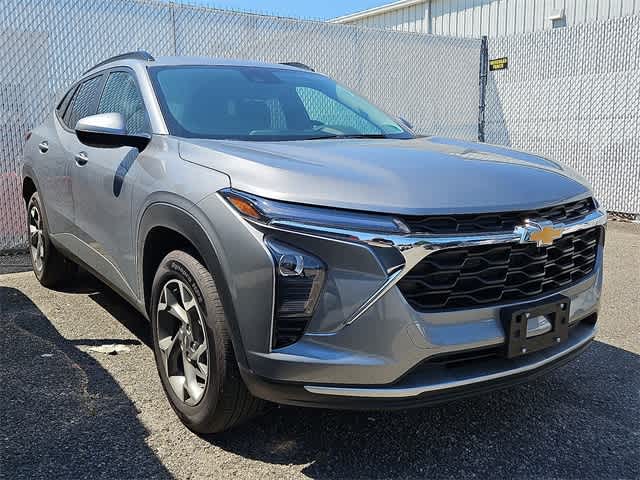 Thumbnail: 2025 Chevrolet Trax - 3