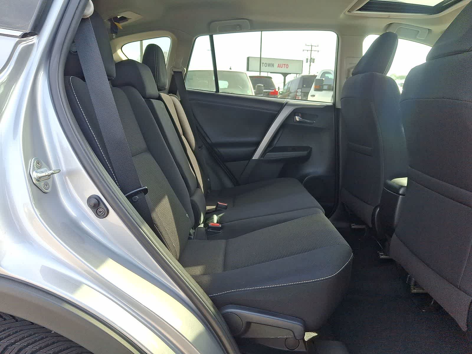 Thumbnail: 2017 Toyota RAV4 - 31