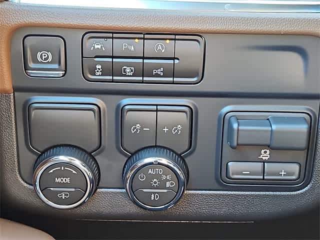 Thumbnail: 2026 Chevrolet Suburban - 21